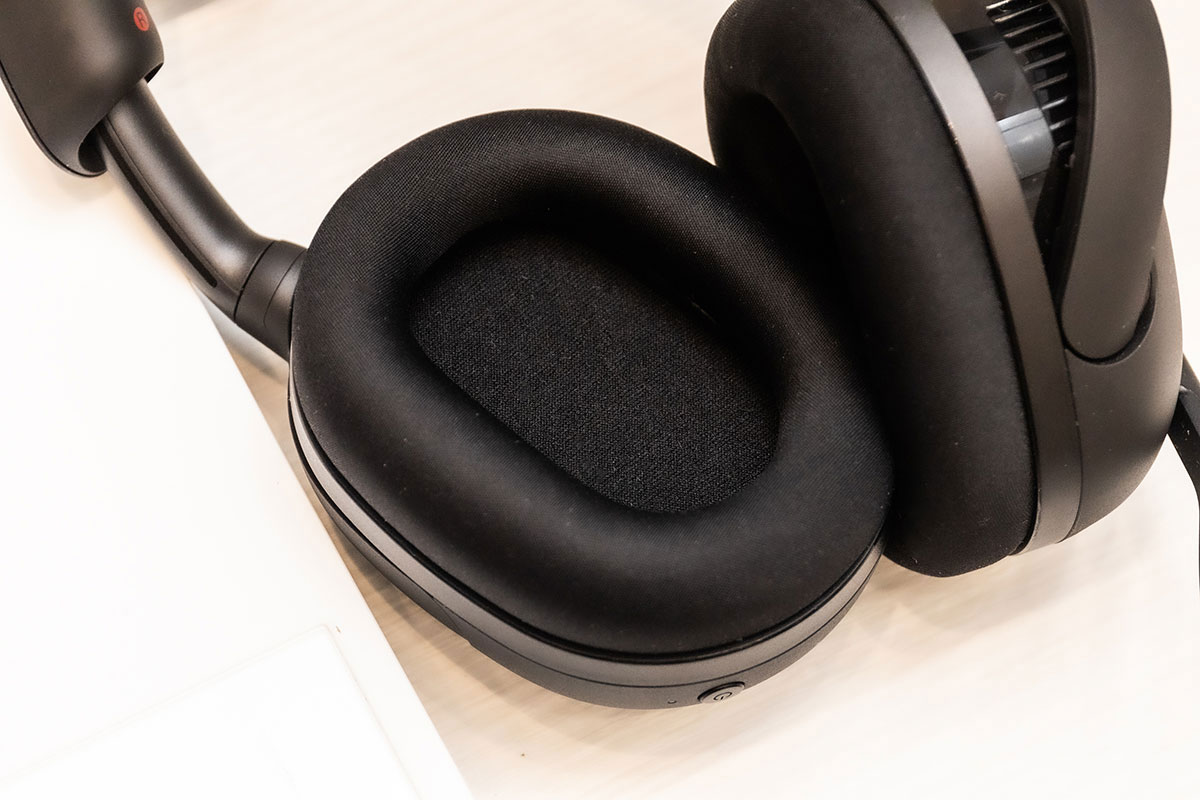 Sony 熱賣的 INZONE 系列電競耳機迎來了新成員，今次抵港發售的除了 H7 的後繼型號頭戴式的 H5 之外，更首次推出了真無線入耳式設計的 INZONE Buds。新系列繼續主打舒服、長續航以及低延遲，此外也具備了 360 Spatial Sound 以及高通話質素的特點，帶來最適合打機用家的耳機體驗。