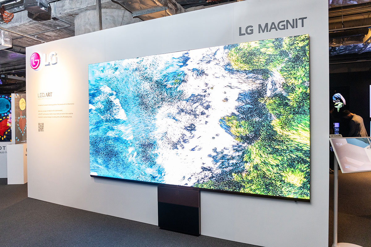 LG 已經連續第二年擔任 Digital Art Fair 的白金贊助商和官方屏幕合作伙伴，今次在 LG Diversity of Art 藝術展區就帶來了全球首部 97 吋 Wireless OLED 電視 LG SIGNATURE OLED M，同場也首次展出了 LG MAGNIT 136 吋 Micro LED 顯示屏。