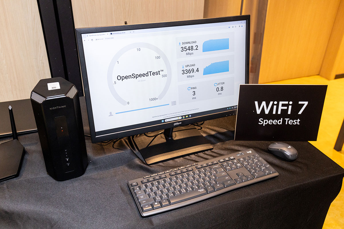 當 Wi-Fi 6E 還未完全普及，新一代 Wi-Fi 7 的產品就已經開始推出。NETGEAR 帶來最新 Nighthawk RS700S Wi-Fi 7 無線路由器，有別於 Wi-Fi 6E 只是在 Wi-Fi 6 之上加入了 6GHz 頻段，Wi-Fi 7 則加入了 320MHz 高容量通道、4K QAM 等眾多升級，讓 Wi-Fi 速度一口氣提升至高達 19Gbps。