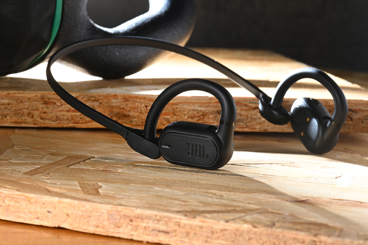 近期不少耳機廠商紛紛推出不入耳真無線耳機，即是耳機不會深入耳道，而是離開耳朵的位置發聲，這個耳機類別可見愈來愈受歡迎。擁有接近 80 年歷史的 JBL 亦帶來 Soundgear Sense，是品牌第一款不入耳真無線耳機，它更獲得 Red Dot Award 2023 獎項。