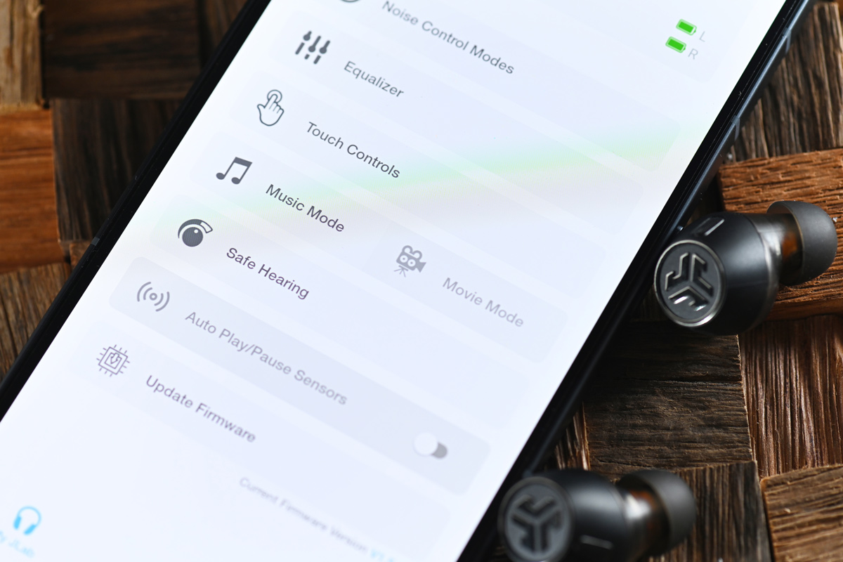JLab 是新引進來港的美國品牌，當中的真無線旗艦款式 Epic Lab Edition，首次採用了圈鐵混合式單元架構，並提供主動式降噪、多點連接、超過 56 小時播放時間，更配備一個  USB-C 無線適配器，讓用家享受比藍牙傳輸更低延遲的無線音訊。