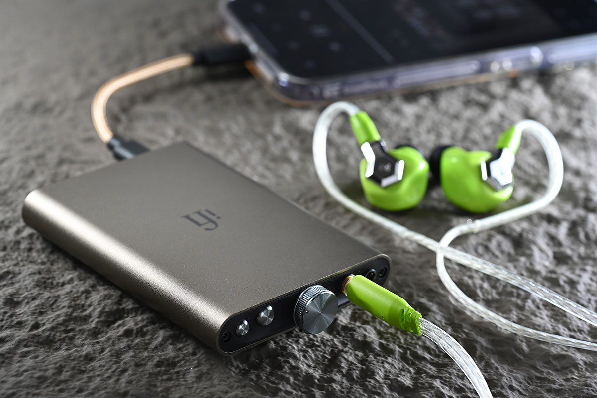 iFi 的小型解碼耳擴一向都售價相宜，而且質素不俗，之前推出的兩代 hip dac 都相當受歡迎，今次帶來的最新一代 hip dac 3 就改用了 USB-C 端子，讓手機接駁更易用。而且加入了 iEMatch 功能，可以對應比較靈敏的入耳式耳機，功能和設計都更加全面。