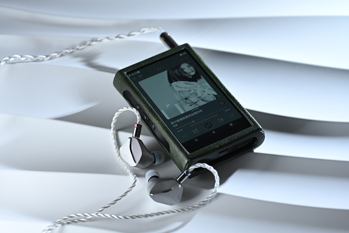 Hidizs 推出全新耳機 MP145，相信經常關注 Hi-Fi 資訊的讀者門，已經對這款入耳式平板耳機略有耳聞了。MP145 在正式發售前已在 Kickstarter 發起眾籌，並取得相當出色的籌款成績。
Hidizs MP145 不僅在規格上有非常大的競爭力，是同級產品中的佼佼者，更是一款與國際知名鯨魚保護組織 WDC 聯名設計的產品，這次也同步發售 Hidizs × WDC 的聯名紀念限量版，全球限量 199 對，非常值得收藏的。