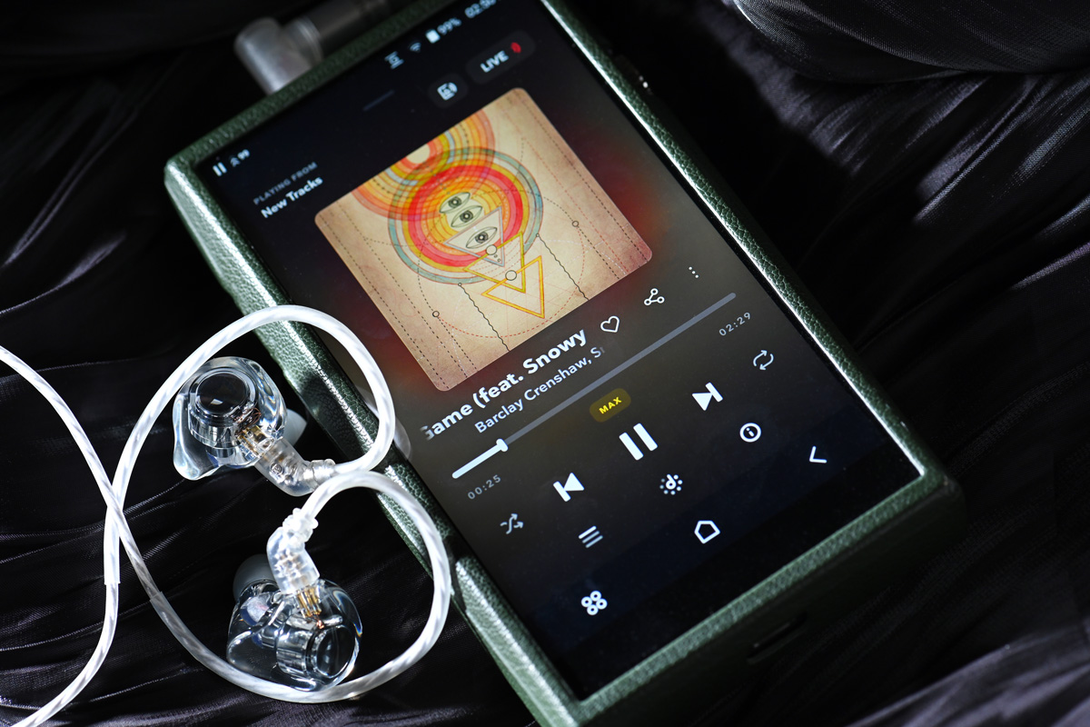 新加坡耳機品牌 DITA Audio 向來都有自家生產動圈單元，在單元技術上已有很深入的了解。而最新推出的 Project M，首次在耳機中加入動鐵單元，亦成為了品牌首款圈鐵作品。為了展現 DITA Audio 對完美工藝的追求和堅持，今次 Project M 以澆鑄成形方式製作樹脂外殼，能做到晶瑩剔透之餘，對聲音表現亦有幫助。