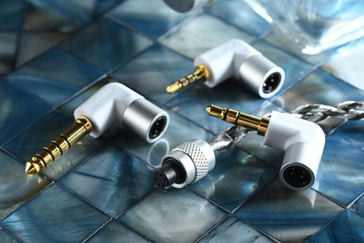新晉耳機品牌 Letshuoer 所有耳機都是自家設計及手工組裝，過往作品獲得不錯的口碑。他們最新推出的 S15，同樣配備 14.8mm 平板單元之餘，還有著大膽的設計，內置了 6mm R-Sonic 被動濾波模組（PFM，Passive Filtering Module），可抑制過量的低頻、平衡耳機腔體內的氣壓，不僅能提升聲音的精緻度，更可大大減輕聽力疲勞。