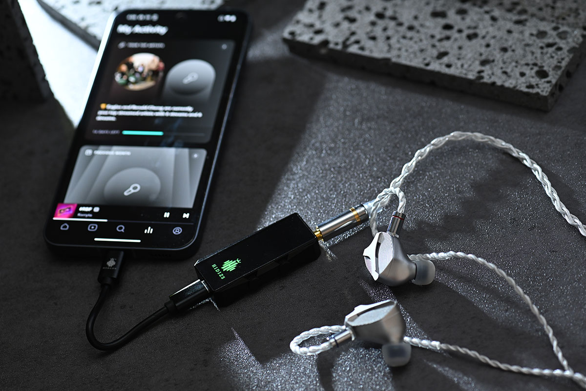 雖說現在出外用耳機，很多人都是用藍牙無線耳機，不過基於很多天生的設計限制，音質難以達到極致，所以不少有要求的樂迷仍會使用有線式耳機。而配合耳機使用，最方便仍是每人每日隨身攜帶的手機，而為提升手機音樂表現而設計的產品亦不斷推出，其中俗稱「老鼠尾」的小型 USB-DAC 耳擴，就是頗受歡迎的產品。而近日 Hidizs 就推出了之前相當熱門的 S9 Pro 後繼升級型號 S9 Pro Plus，換上 4.4mm 平衡輸出更易用。