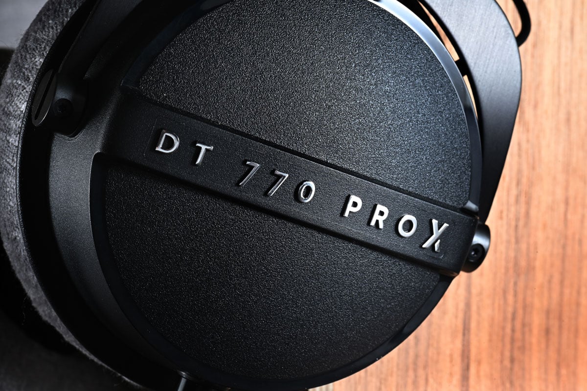 德國耳機名廠 Beyerdynamic 於 1924 年成立，今年剛好 100 周年，於是品牌亦特意推出了 DT 770 Pro X Limited Edition 作為百周年紀念作。這款耳機的外殼以 1985 年 DT 770 Pro 作為設計藍本，同樣是封閉式設計，並內置了 DT 700 Pro X 的新世代 Stellar.45 動圈單元，以及追加可換線設計，造就了一款新舊交融的耳機產品。