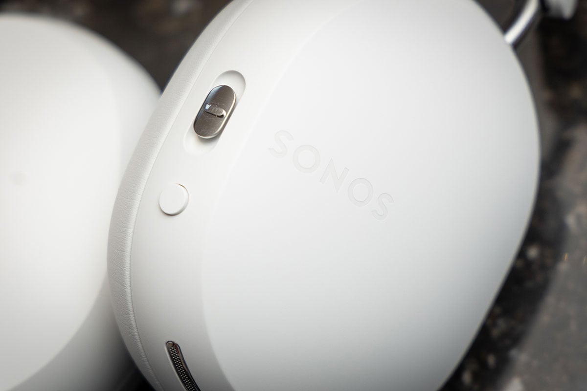 作為其中一個最有名的網絡串流喇叭品牌，Sonos 由一開始主打一體式喇叭，到推出 Soundbar、超低音喇叭、藍牙喇叭等等，產品線愈來愈豐富。而有不少用家查詢、此前也有傳聞的無線頭戴式耳機，剛剛就驚喜現身並正式抵港，黑、白兩色的簡約型格設計，具備主動式消噪功能，還支援 aptX Lossless 無損編碼以及空間音效，外形保持了一貫的高質素，而作為自家首款耳機，功能和音質也相當有睇頭。