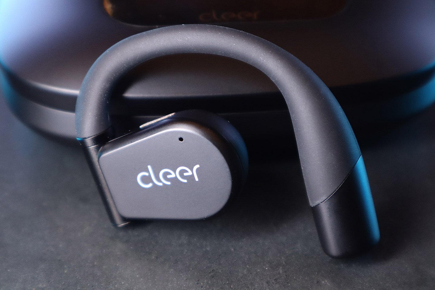 開放式藍牙耳機近年迅速冒起，在這項領域具有一定領先地位的美國音響品牌 Cleer，在推出 ARC 及 ARC II 系列之後，近日再發佈全新 ARC 3 開放式藍牙耳機系列，當中更新增了不少 AI 功能。