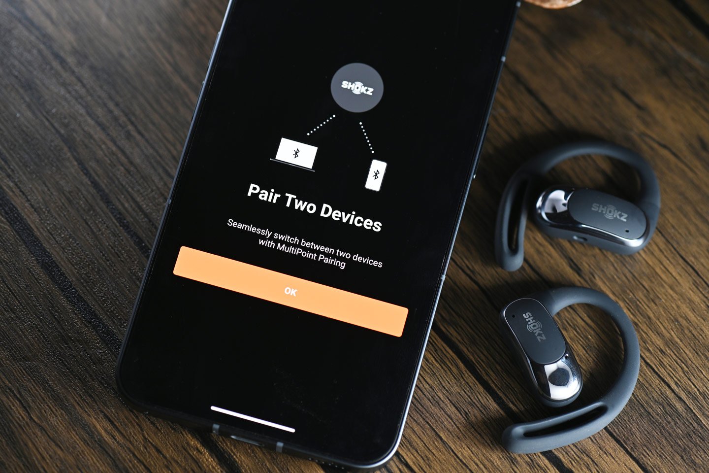Shokz 於去年推出首款開放式發聲單元耳機後，相隔一年迎來第二款產品，名為 OpenFit Air。新耳機採用全新耳掛設計，佩戴更舒適，而且支援專屬 App 使用，更重要的是，價錢比 OpenFit 平了一大截，更易入手。