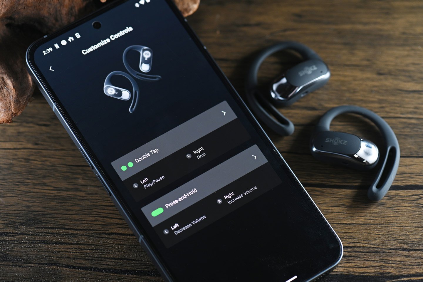 Shokz 於去年推出首款開放式發聲單元耳機後，相隔一年迎來第二款產品，名為 OpenFit Air。新耳機採用全新耳掛設計，佩戴更舒適，而且支援專屬 App 使用，更重要的是，價錢比 OpenFit 平了一大截，更易入手。