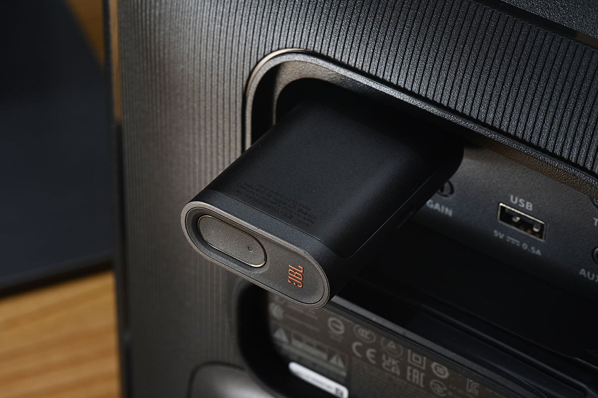 JBL 的 Partybox 系列主力是各款為派對而設，既有幻彩燈光，又相當「爆得」的手提藍牙喇叭，不過講到開 Party，的確又點少得各種一時技癢、一展歌喉的機會。JBL 最新就推出了 Partybox 系列的 Wireless Mic 無線咪，而且還是 2 支裝，無論是個人獨唱還是二人合唱都適用。而且 USB-C 充電設計，加上 6.3mm 的通用插頭，剛好公司同事也有不少唱得之人，今次就借來實際測試一下是否夠易用好玩。