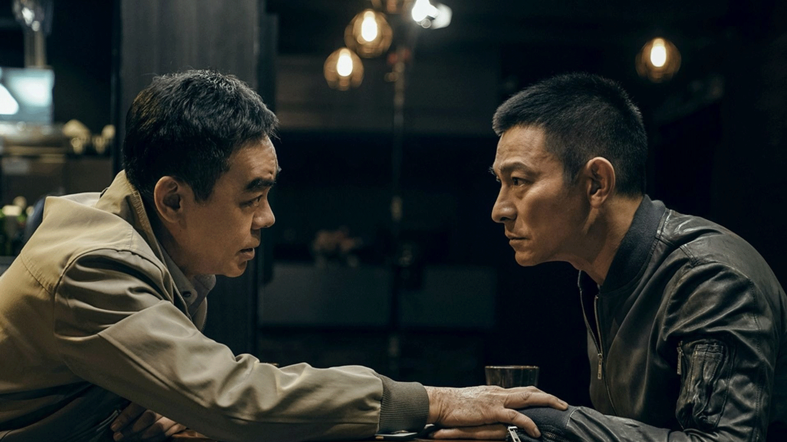 邱禮濤近期上映的新作《海關戰線》與同樣由其執導的《拆彈專家 2》是互文關係，不僅因為它是繼發動恐襲癱瘓機場和鐵路（奪取制空權）後，展現了「佔領 / 毀滅香港」的另一條路徑——載有大殺傷力武器的貨船衝入維港，撞毀天星小輪，以海域為起點入侵香港，海關的職責正是打擊可能對本土安全構成危害的猖獗走私活動——還在於電影延續了《拆彈專家 2》對制度內個體被壓迫、被傾軋的一些思考，同時又有所不同。
《海關戰線》講述周正禮（謝霆鋒）任職香港海關，與上司張允南（張學友）情同師徒。香港海關在一次例行海上巡邏中，查獲一艘藏有大批殺傷力武器的貨船，調查中更遭遇一群海外勢力搶奪。為追查幕後黑手，張允南頂住郭子強（吳鎮宇）、邵雅瑩（林嘉欣）等海關高層壓力，派出下屬周正禮與國際刑警 Ying（劉雅瑟）一同遠赴東非，深入戰火絕境與軍火交易的活躍地帶。就在周正禮有所突破之際，噩耗卻從香港傳來，軍火走私案另有隱情，一場戰爭浩劫即將爆發。