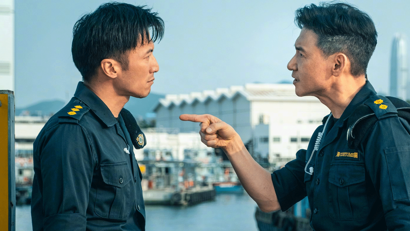 邱禮濤近期上映的新作《海關戰線》與同樣由其執導的《拆彈專家 2》是互文關係，不僅因為它是繼發動恐襲癱瘓機場和鐵路（奪取制空權）後，展現了「佔領 / 毀滅香港」的另一條路徑——載有大殺傷力武器的貨船衝入維港，撞毀天星小輪，以海域為起點入侵香港，海關的職責正是打擊可能對本土安全構成危害的猖獗走私活動——還在於電影延續了《拆彈專家 2》對制度內個體被壓迫、被傾軋的一些思考，同時又有所不同。
《海關戰線》講述周正禮（謝霆鋒）任職香港海關，與上司張允南（張學友）情同師徒。香港海關在一次例行海上巡邏中，查獲一艘藏有大批殺傷力武器的貨船，調查中更遭遇一群海外勢力搶奪。為追查幕後黑手，張允南頂住郭子強（吳鎮宇）、邵雅瑩（林嘉欣）等海關高層壓力，派出下屬周正禮與國際刑警 Ying（劉雅瑟）一同遠赴東非，深入戰火絕境與軍火交易的活躍地帶。就在周正禮有所突破之際，噩耗卻從香港傳來，軍火走私案另有隱情，一場戰爭浩劫即將爆發。