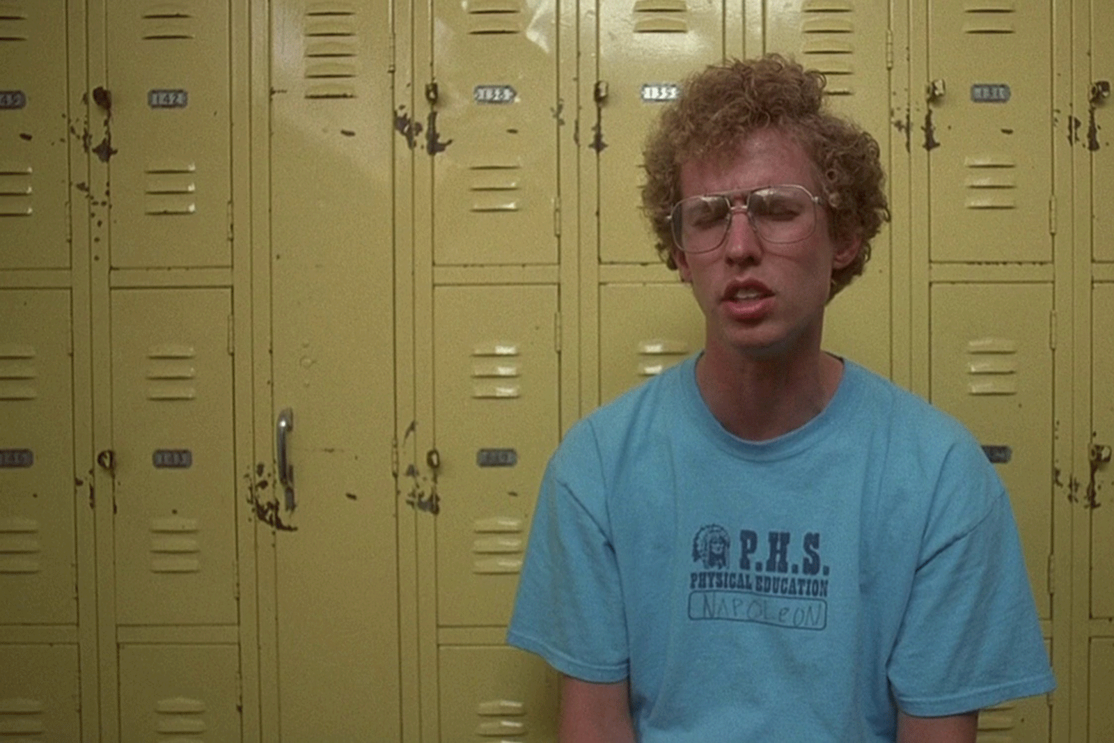 《爆炸頭拿破崙》（Napoleon Dynamite）上映廿周年，香港戲院會放映 4K 修復版，某發行商入面似乎有「Vote for Pedro」的有心人。貴為邪典經典，Napoleon Dynamite 的 cult followers 聞訊，自然會到戲院捧場，但有幾多當年已在大銀幕一睹風采呢？根據電影香港譯名紀錄網站「Play It Again」提供的資料推斷，《爆炸頭拿破崙》在 2004 年亮相時，香港並非其巡迴站（可能當年電影節曾上映過數場？），估計此片的香港擁躉，應該是通過影碟、互聯網和串流平台，初次見識到拿破崙我行我素的獨特風姿。