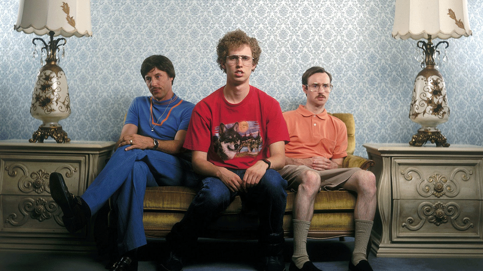 《爆炸頭拿破崙》（Napoleon Dynamite）上映廿周年，香港戲院會放映 4K 修復版，某發行商入面似乎有「Vote for Pedro」的有心人。貴為邪典經典，Napoleon Dynamite 的 cult followers 聞訊，自然會到戲院捧場，但有幾多當年已在大銀幕一睹風采呢？根據電影香港譯名紀錄網站「Play It Again」提供的資料推斷，《爆炸頭拿破崙》在 2004 年亮相時，香港並非其巡迴站（可能當年電影節曾上映過數場？），估計此片的香港擁躉，應該是通過影碟、互聯網和串流平台，初次見識到拿破崙我行我素的獨特風姿。