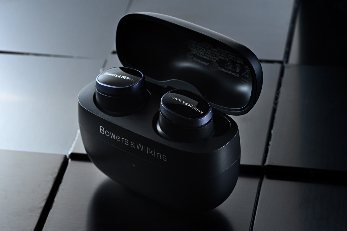 英國音響品牌 Bowers & Wilkins 近期帶來了一連串的驚喜，繼早前邀請了萬人迷碧咸（David Beckham）擔任全球品牌代言人後，最近又推出了新一代的真無線耳機 Pi8，作為旗艦型號 Pi7 S2 的後繼產品。這款耳機在外觀和內部設計上都經過全面改良，具備更長的續航力、更優質的音效，以及顯著提升的連接穩定性和降噪效果，讓人有跳级提升的感覺。因此，這一代耳機並未以「Pi7 S3」命名，而是全新命名為「Pi8」。