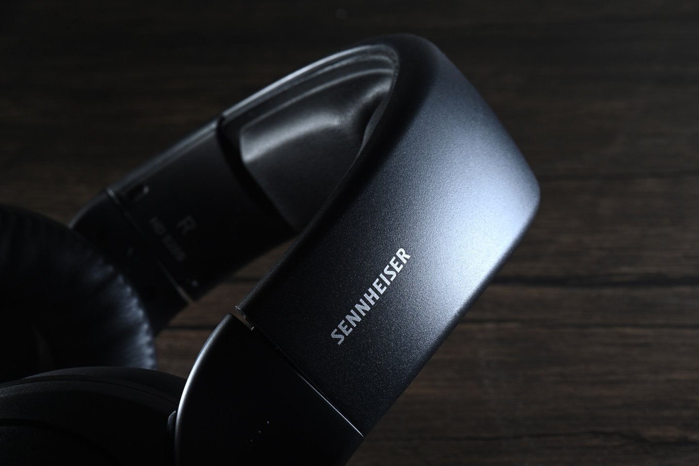 Sennheiser 一直以來都以生產開放式頭戴耳機而聞名，每當推出封閉式頭戴耳機時，總會引起廣泛的關注。最新推出的 HD 620S 自然也不例外，其調音明顯與以往的 HD 600 系列耳機有所不同，為這個系列注入了全新的調音風格。