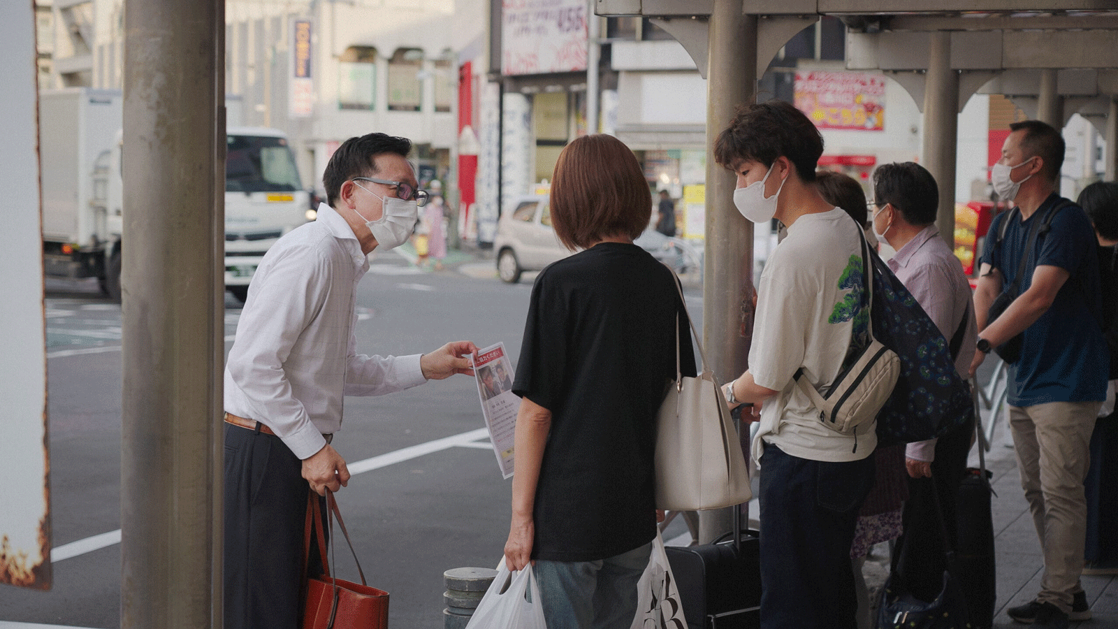 十多年前，我在旅遊日本時，印象是經過一所警察所，外面張貼住許多印有不同人臉的啟事，那些是失蹤人士？還是犯下罪行而逃之夭夭的罪犯？今日，我對此已經不再有清晰的記憶。但我潛意識傾信那些是離開了原定居所的失蹤人口，二十六歲、三十八歲、四十二歲、十五歲⋯⋯一個人之所以失蹤 / 消失，我們隨便想想或許都能靠近真實的殘酷——與家人相處不和、逃避債務、對人生現狀感到不滿，決定出走重新開始。紀錄片《人間蒸發株式會社》所透露的並無太多教人意外的部分，唯電影記載的，切實地打開了一道窗口，了解「反常」決定背後的想法。