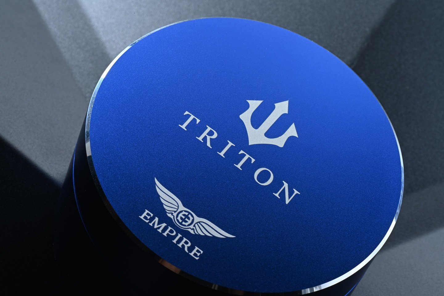 Empire Ears 最近推出了中階耳機 Triton，耳機面板上印有三叉戟標誌，象徵著過去、現在與未來。這款耳機延續了品牌標誌性的三混合四單元設計。Empire Ears 的總裁 Jack Vang 表示，Triton 的調音回歸了系列的經典設計，旨在以更具親和力的價格讓大家享受到旗艦音色，同時體現品牌 10 年來的演變和成長。