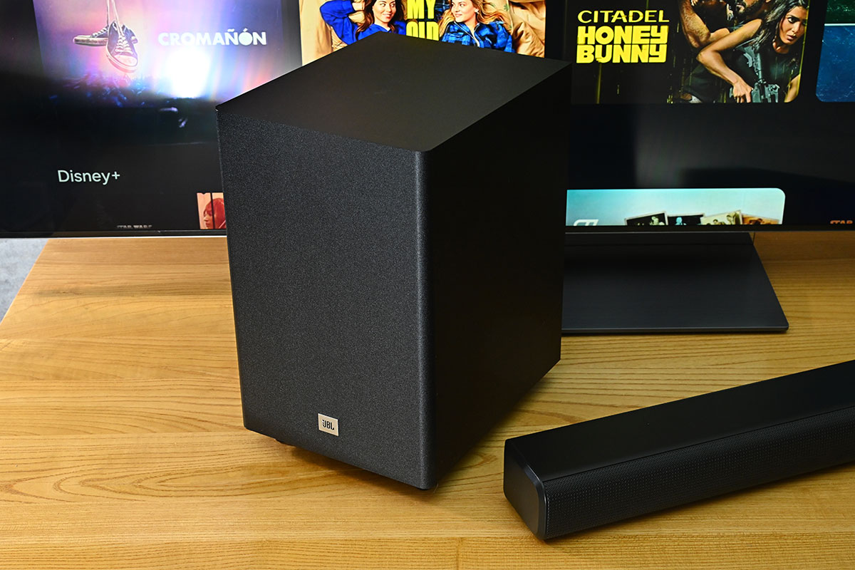 JBL 近年推出了不少熱門的 Soundbar 型號，不過較多是中高階系列。今次最新推出的兩款 3.1 聲道 Soundbar 則是入門型號，就專為想簡單提升電視音效、無須特別功能和設定的用家而設。當中 CINEMA SB550 有獨立的無線超低音喇叭，CINEMA SB510 則是一體式設計，可以對應不同的使用環境和需要，而且音效表現更有點超出預期，不是一般入門 Soundbar 可比。