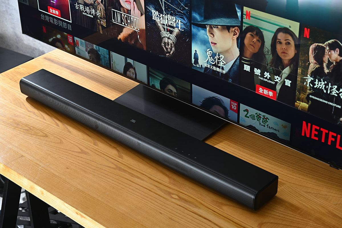 JBL 近年推出了不少熱門的 Soundbar 型號，不過較多是中高階系列。今次最新推出的兩款 3.1 聲道 Soundbar 則是入門型號，就專為想簡單提升電視音效、無須特別功能和設定的用家而設。當中 CINEMA SB550 有獨立的無線超低音喇叭，CINEMA SB510 則是一體式設計，可以對應不同的使用環境和需要，而且音效表現更有點超出預期，不是一般入門 Soundbar 可比。