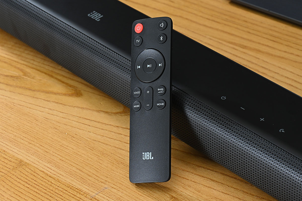 JBL 近年推出了不少熱門的 Soundbar 型號，不過較多是中高階系列。今次最新推出的兩款 3.1 聲道 Soundbar 則是入門型號，就專為想簡單提升電視音效、無須特別功能和設定的用家而設。當中 CINEMA SB550 有獨立的無線超低音喇叭，CINEMA SB510 則是一體式設計，可以對應不同的使用環境和需要，而且音效表現更有點超出預期，不是一般入門 Soundbar 可比。