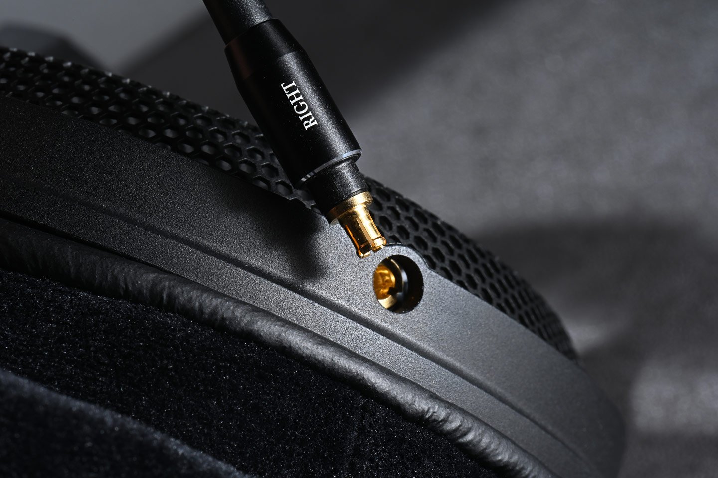 Audio-Technica 鐵三角最近推出了全新的 ATH-ADX3000，這不禁讓人聯想到其高端產品 ATH-ADX5000，它在耳機音響界中可謂是頂尖之作。Audio-Technica 將其視為引領音樂愛好者探索全新音響世界的「真正開放式耳機」的入口。