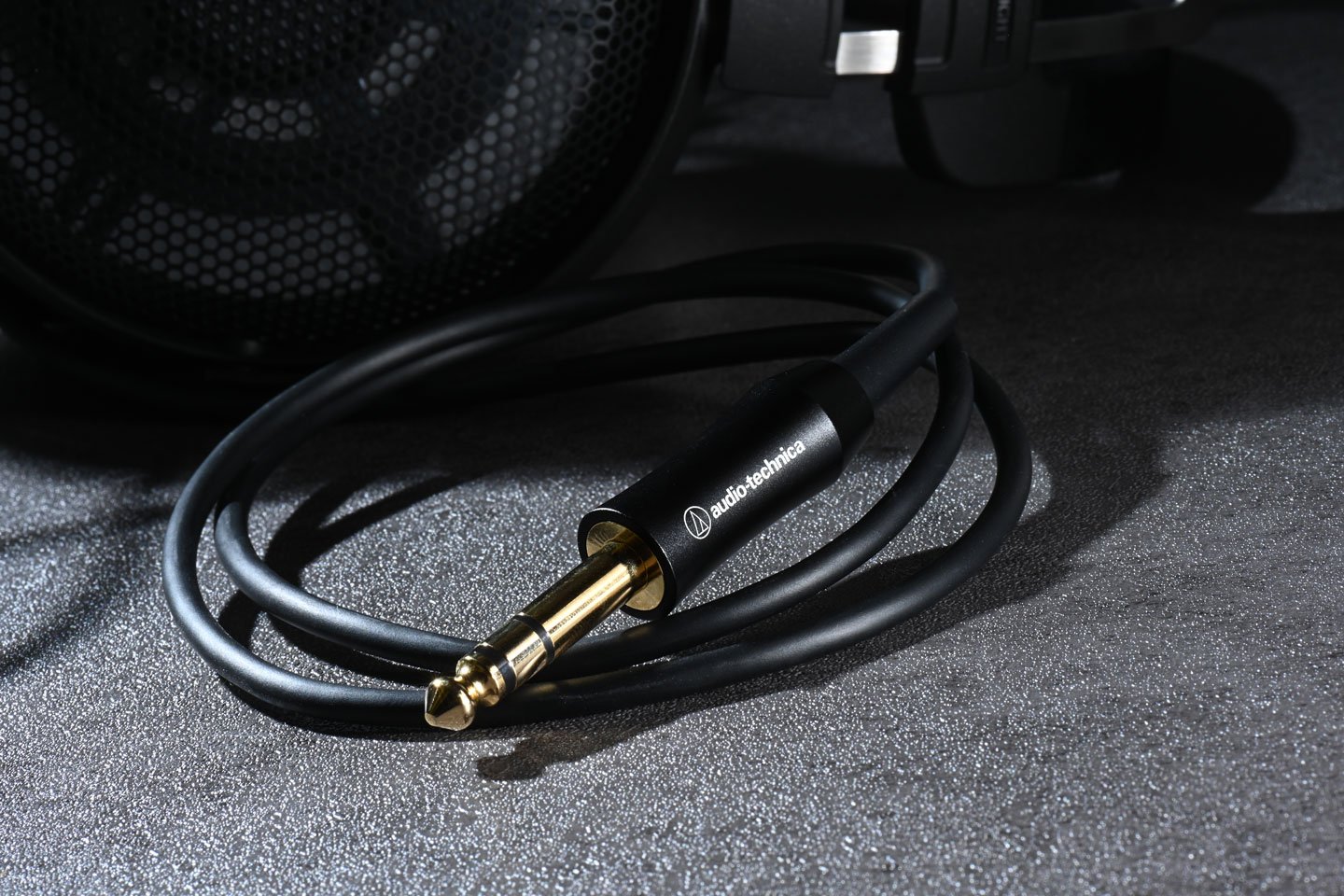 Audio-Technica 鐵三角最近推出了全新的 ATH-ADX3000，這不禁讓人聯想到其高端產品 ATH-ADX5000，它在耳機音響界中可謂是頂尖之作。Audio-Technica 將其視為引領音樂愛好者探索全新音響世界的「真正開放式耳機」的入口。