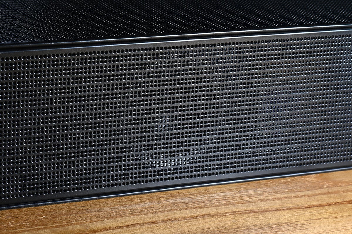 講到市面上音效最強的 Soundbar，Samsung 的 HW-Q990 系列都可算是其中一個必然之選，率先提供的 11.1.4 聲道輸出更加是 Dolby Atmos Soundbar 當中的最強配置，其後更陸續加入無線 Dolby Atmos 傳輸、Q-Symphony 3.0 等功能。今代的 HW-Q990D 則引入了 HDMI 2.1，支援了 4K/120Hz Pass-through，還有私人後置聲效等新設計，可算是升級加強版。