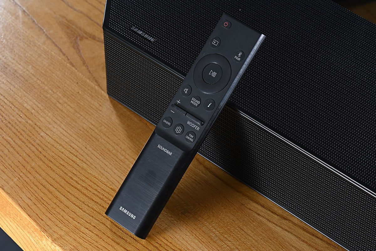 講到市面上音效最強的 Soundbar，Samsung 的 HW-Q990 系列都可算是其中一個必然之選，率先提供的 11.1.4 聲道輸出更加是 Dolby Atmos Soundbar 當中的最強配置，其後更陸續加入無線 Dolby Atmos 傳輸、Q-Symphony 3.0 等功能。今代的 HW-Q990D 則引入了 HDMI 2.1，支援了 4K/120Hz Pass-through，還有私人後置聲效等新設計，可算是升級加強版。