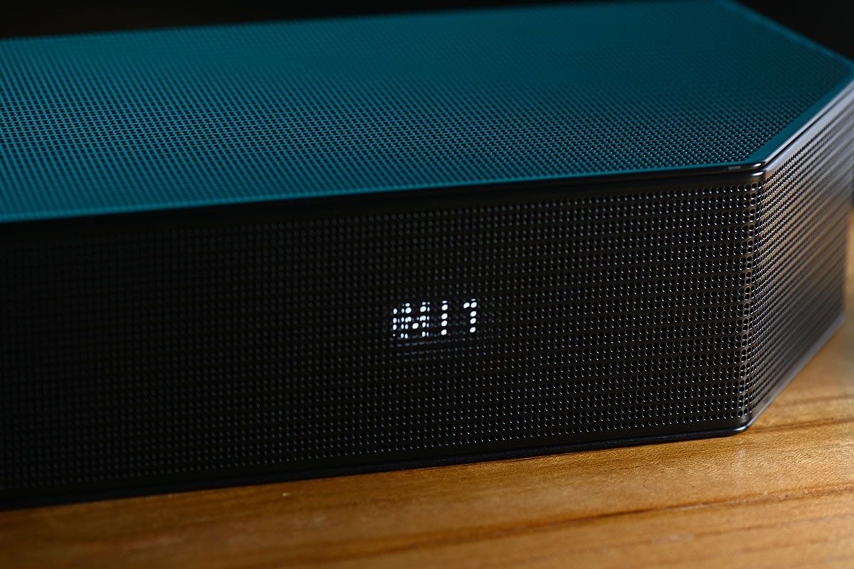 講到市面上音效最強的 Soundbar，Samsung 的 HW-Q990 系列都可算是其中一個必然之選，率先提供的 11.1.4 聲道輸出更加是 Dolby Atmos Soundbar 當中的最強配置，其後更陸續加入無線 Dolby Atmos 傳輸、Q-Symphony 3.0 等功能。今代的 HW-Q990D 則引入了 HDMI 2.1，支援了 4K/120Hz Pass-through，還有私人後置聲效等新設計，可算是升級加強版。