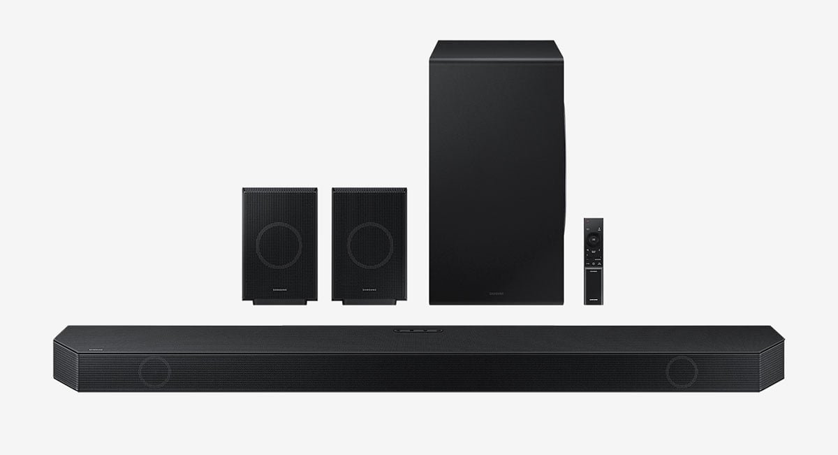 講到市面上音效最強的 Soundbar，Samsung 的 HW-Q990 系列都可算是其中一個必然之選，率先提供的 11.1.4 聲道輸出更加是 Dolby Atmos Soundbar 當中的最強配置，其後更陸續加入無線 Dolby Atmos 傳輸、Q-Symphony 3.0 等功能。今代的 HW-Q990D 則引入了 HDMI 2.1，支援了 4K/120Hz Pass-through，還有私人後置聲效等新設計，可算是升級加強版。