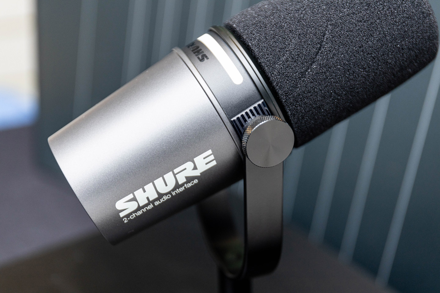 Shure 於今日（7/1）隆重推出年度重磅產品 MV7i，型號中的「i」代表著「interface」的意思，意味著 MV7i 內建了音訊介面，無需額外的硬件介面連接。用家更可以輕鬆地將第二支收音咪或樂器無縫接入 MV7i，並透過電腦或手機在 MOTIV Mix 應用程式中控制兩個音訊通道。無論是與嘉賓共同錄製 Podcast 數碼廣播，還是在家庭錄音室中同時錄製人聲與樂器，創作者都能夠大幅簡化音訊錄製的流程。