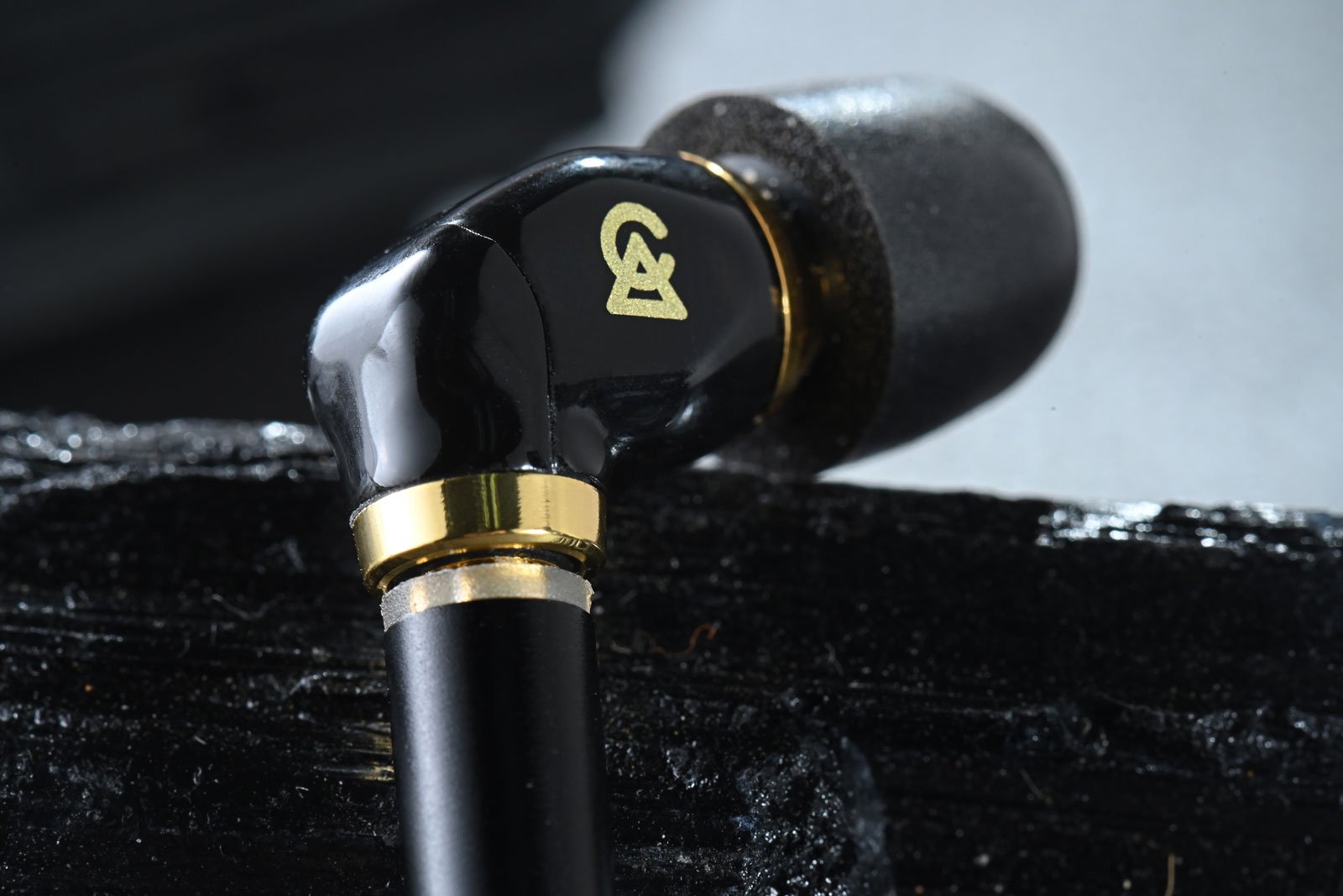 Campfire Audio 數年前起開展了有一個叫「Multiverse」的別注限量版耳機開售活動，以假想另一個時空（alternate reality）或產品時間線（timeline）作為靈感，當中每款產品都會有一些獨特的設計，跟一般 Campfire Audio 產品有所不同。去年底，香港代理 ECT 便帶來了數款別注限量版耳機推出市面，包括 Taurus、Solaris: Siren 和 Solaris: Vulcan，而這輪「Multiverse III」的最後一款出品——Axion 亦蓄勢待發，準備在即將於香港舉行的 CanJam 耳機展登場，也是這一輪「Multiverse」出品之中售價最相宜的一員。