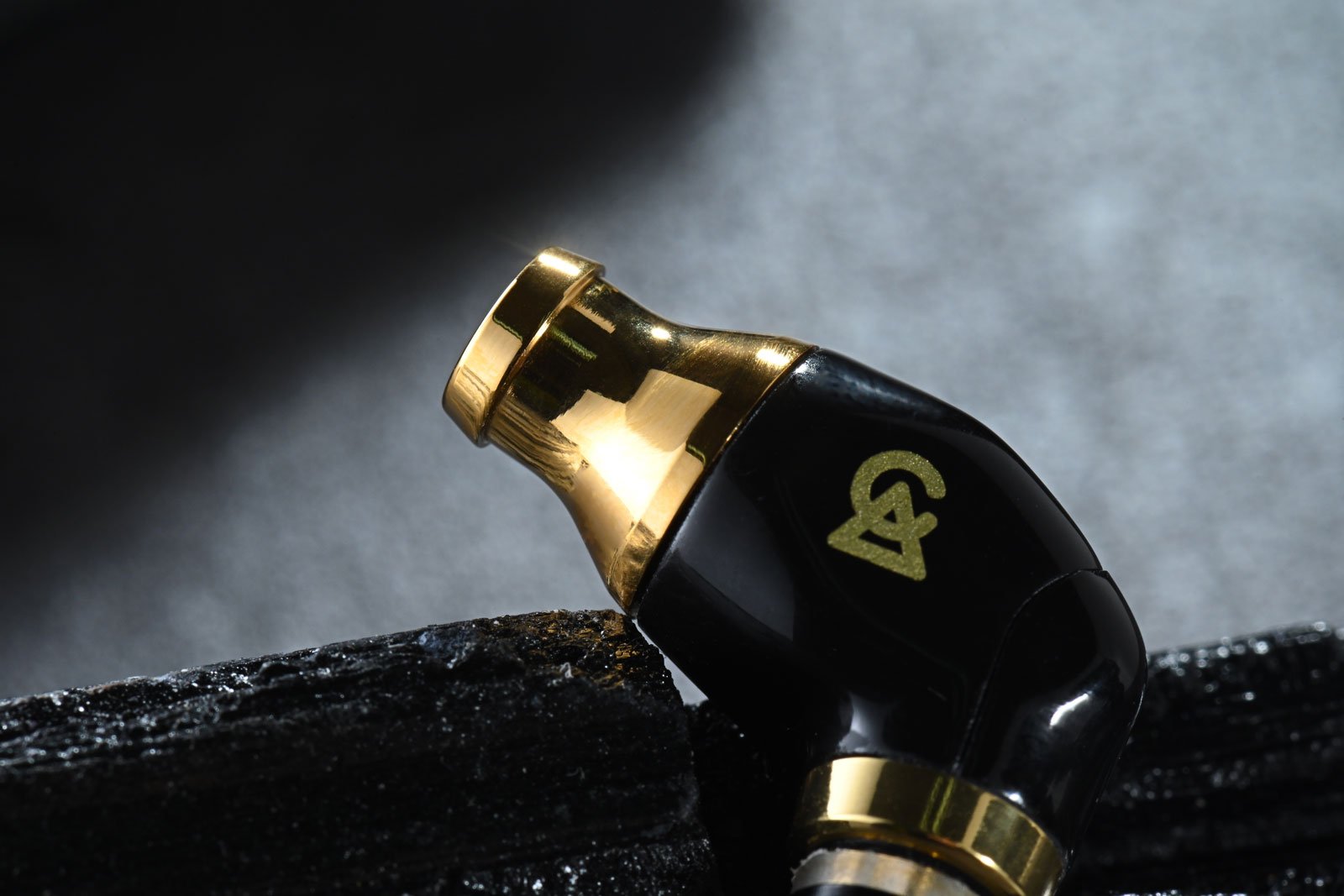 Campfire Audio 數年前起開展了有一個叫「Multiverse」的別注限量版耳機開售活動，以假想另一個時空（alternate reality）或產品時間線（timeline）作為靈感，當中每款產品都會有一些獨特的設計，跟一般 Campfire Audio 產品有所不同。去年底，香港代理 ECT 便帶來了數款別注限量版耳機推出市面，包括 Taurus（金牛座）、Solaris: Siren（太陽神：海妖星）和 Solaris: Vulcan（太陽神：火神星），而這輪「Multiverse III」的最後一款出品——Axion（軸子星）亦蓄勢待發，準備在即將於香港舉行的 CanJam 耳機展登場，也是這一輪「Multiverse」出品之中售價最相宜的一員。