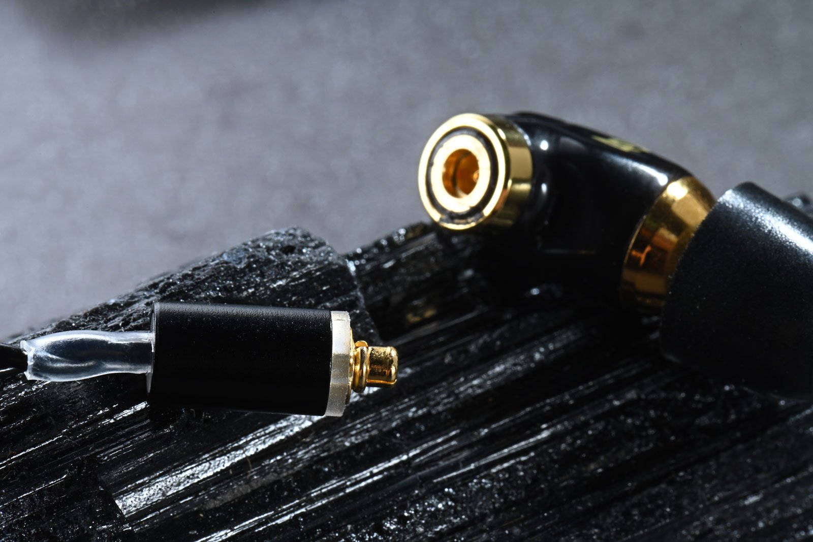 Campfire Audio 數年前起開展了有一個叫「Multiverse」的別注限量版耳機開售活動，以假想另一個時空（alternate reality）或產品時間線（timeline）作為靈感，當中每款產品都會有一些獨特的設計，跟一般 Campfire Audio 產品有所不同。去年底，香港代理 ECT 便帶來了數款別注限量版耳機推出市面，包括 Taurus、Solaris: Siren 和 Solaris: Vulcan，而這輪「Multiverse III」的最後一款出品——Axion 亦蓄勢待發，準備在即將於香港舉行的 CanJam 耳機展登場，也是這一輪「Multiverse」出品之中售價最相宜的一員。