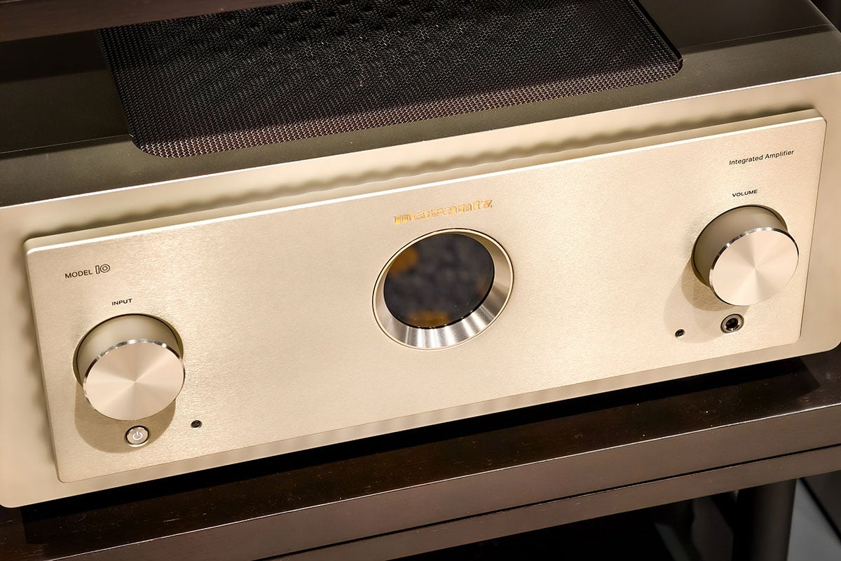 Marantz 自從在 2020 年推出全新形象的 MODEL 30、SACD 30n，其後的 MODEL 40n、CD60 等都相當叫好叫座。今次終於輪到旗艦級 10 Series 登場，新系列包括了 MODEL 10 參考級合併擴音機、SACD 10 參考級 SACD 播放機、LINK 10n 參考級音樂串流播放前級。