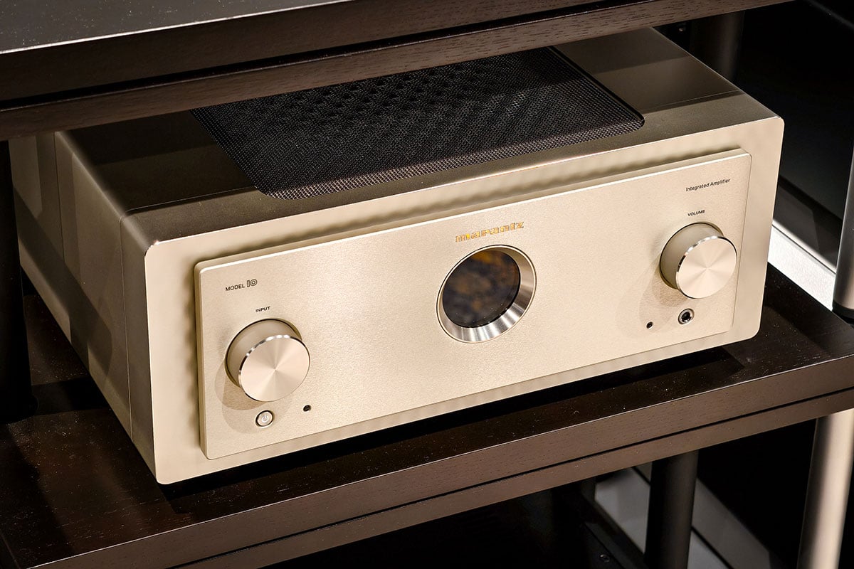 Marantz 自從在 2020 年推出全新形象的 MODEL 30、SACD 30n，其後的 MODEL 40n、CD60 等都相當叫好叫座。今次終於輪到旗艦級 10 Series 登場，新系列包括了 MODEL 10 參考級合併擴音機、SACD 10 參考級 SACD 播放機、LINK 10n 參考級音樂串流播放前級。