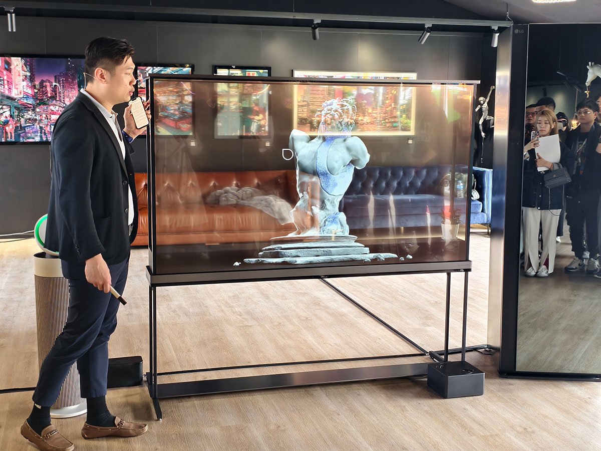 LG 之前在 Digital Art Fair Xperience 體驗展等活動上已經展出過透明 OLED 屏幕，不過就屬於商用型號，今次最新在香港推出的則是全球首款家用的透明真無線 4K OLED 電視。這款 77 吋 LG SIGNATURE OLED T 除了具備透明 4K OLED 屏幕之外，也內置了 webOS、配備電視喇叭，提供完整的高階智能電視體驗，而獨特的設計則提供了普通電視無法媲美的空間感和家居裝潢配搭。