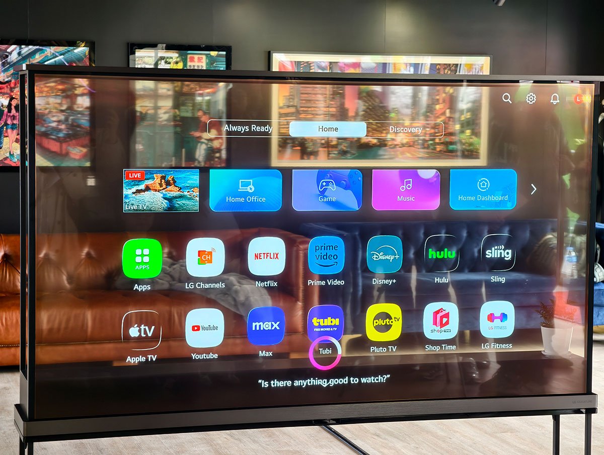 LG 之前在 Digital Art Fair Xperience 體驗展等活動上已經展出過透明 OLED 屏幕，不過就屬於商用型號，今次最新在香港推出的則是全球首款家用的透明真無線 4K OLED 電視。這款 77 吋 LG SIGNATURE OLED T 除了具備透明 4K OLED 屏幕之外，也內置了 webOS、配備電視喇叭，提供完整的高階智能電視體驗，而獨特的設計則提供了普通電視無法媲美的空間感和家居裝潢配搭。