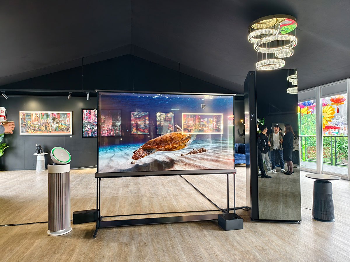 LG 之前在 Digital Art Fair Xperience 體驗展等活動上已經展出過透明 OLED 屏幕，不過就屬於商用型號，今次最新在香港推出的則是全球首款家用的透明真無線 4K OLED 電視。這款 77 吋 LG SIGNATURE OLED T 除了具備透明 4K OLED 屏幕之外，也內置了 webOS、配備電視喇叭，提供完整的高階智能電視體驗，而獨特的設計則提供了普通電視無法媲美的空間感和家居裝潢配搭。