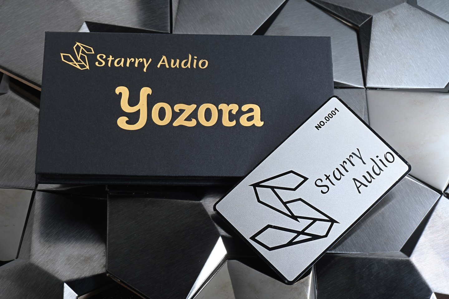 香港本土品牌 Starry Audio 繼 Yoru 和 Syzygy 之後，再次帶來驚喜，推出了他們的第三款作品──Yozora。這個名字源自日語的「夜空」，象徵著那無邊無際的星空，讓人感受到如繁星般的廣闊與身臨其境的聽覺享受。Yozora 耳機擁有 8 個單元的精妙設計，包含 6 枚動鐵單元和 2 枚動圈單元。與以往的型號相比，Yozora 不僅延續了品牌的日系調音風格，還注入了更大膽的嘗試，展現出獨特的個性與強烈的動態感，低頻的深度與衝擊力更是令人驚艷，質感也更加豐富，讓人耳目一新。