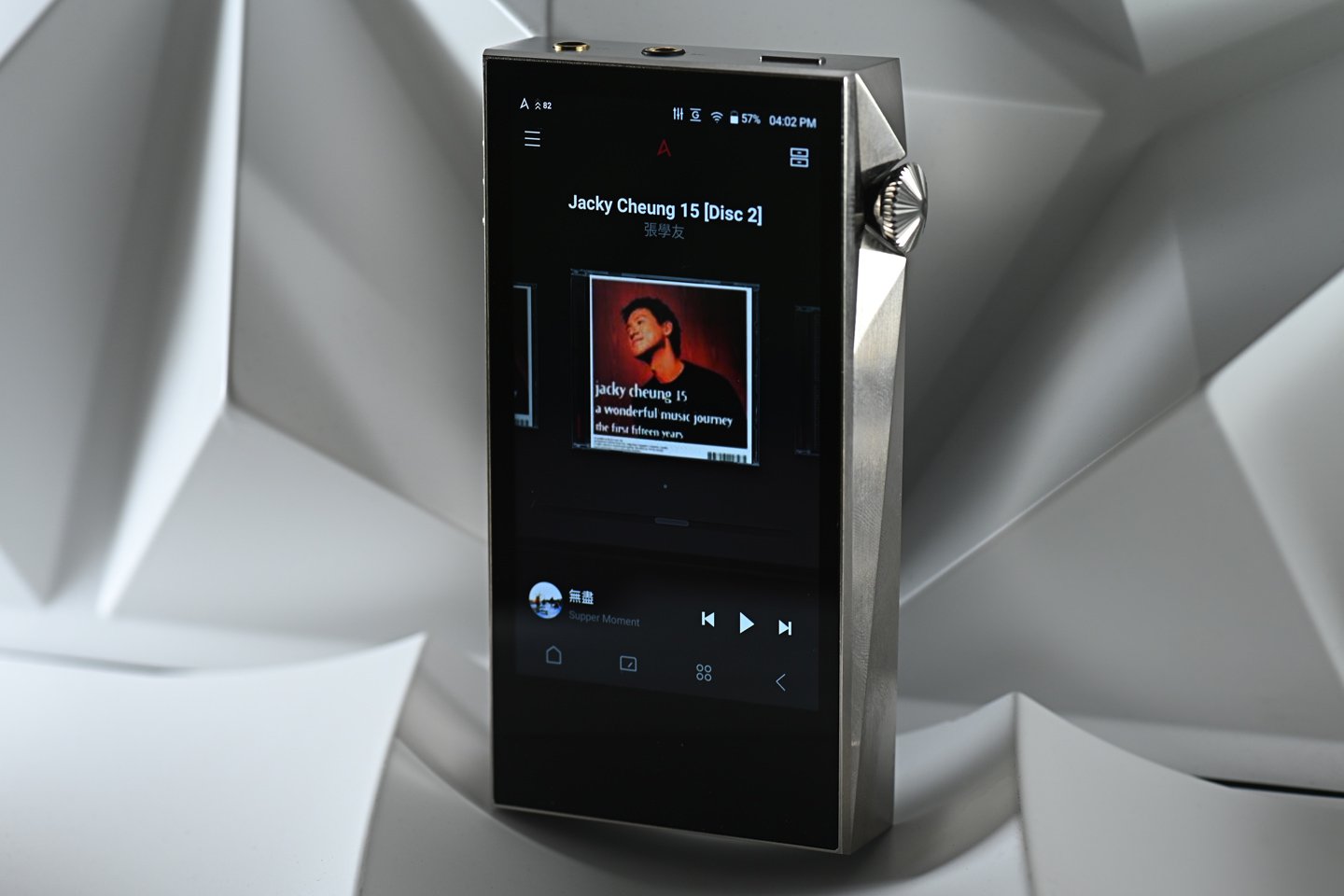 韓國音響品牌 Astell&Kern 的 A&ultima 旗艦系列最近推出了 SP3000M 播放器，這是 SP3000 的迷你版，型號中的「M」代表著「Mini、Maximum、Mate、Mobility、Mania、Moment」等多重意義。雖然體積縮小，但它依然搭載與 SP3000 相同的處理器和解碼晶片，旨在製造一款音質媲美 SP3000，但更加輕便易攜的 DAP。SP3000M 除了提供鋁合金版本外，還特別新增了 Copper Nickel 白銅版，兩者之間並無高低之分，音色各有千秋，用家可以根據自己的音色偏好來選擇。