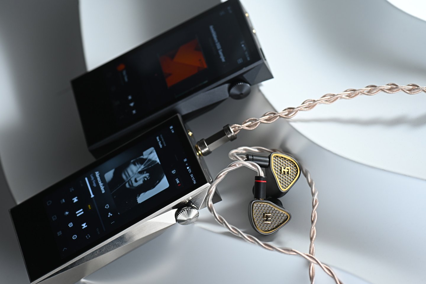 韓國音響品牌 Astell&Kern 的 A&ultima 旗艦系列最近推出了 SP3000M 播放器，這是 SP3000 的迷你版，型號中的「M」代表著「Mini、Maximum、Mate、Mobility、Mania、Moment」等多重意義。雖然體積縮小，但它依然搭載與 SP3000 相同的處理器和解碼晶片，旨在製造一款音質媲美 SP3000，但更加輕便易攜的 DAP。SP3000M 除了提供鋁合金版本外，還特別新增了 Copper Nickel 白銅版，兩者之間並無高低之分，音色各有千秋，用家可以根據自己的音色偏好來選擇。