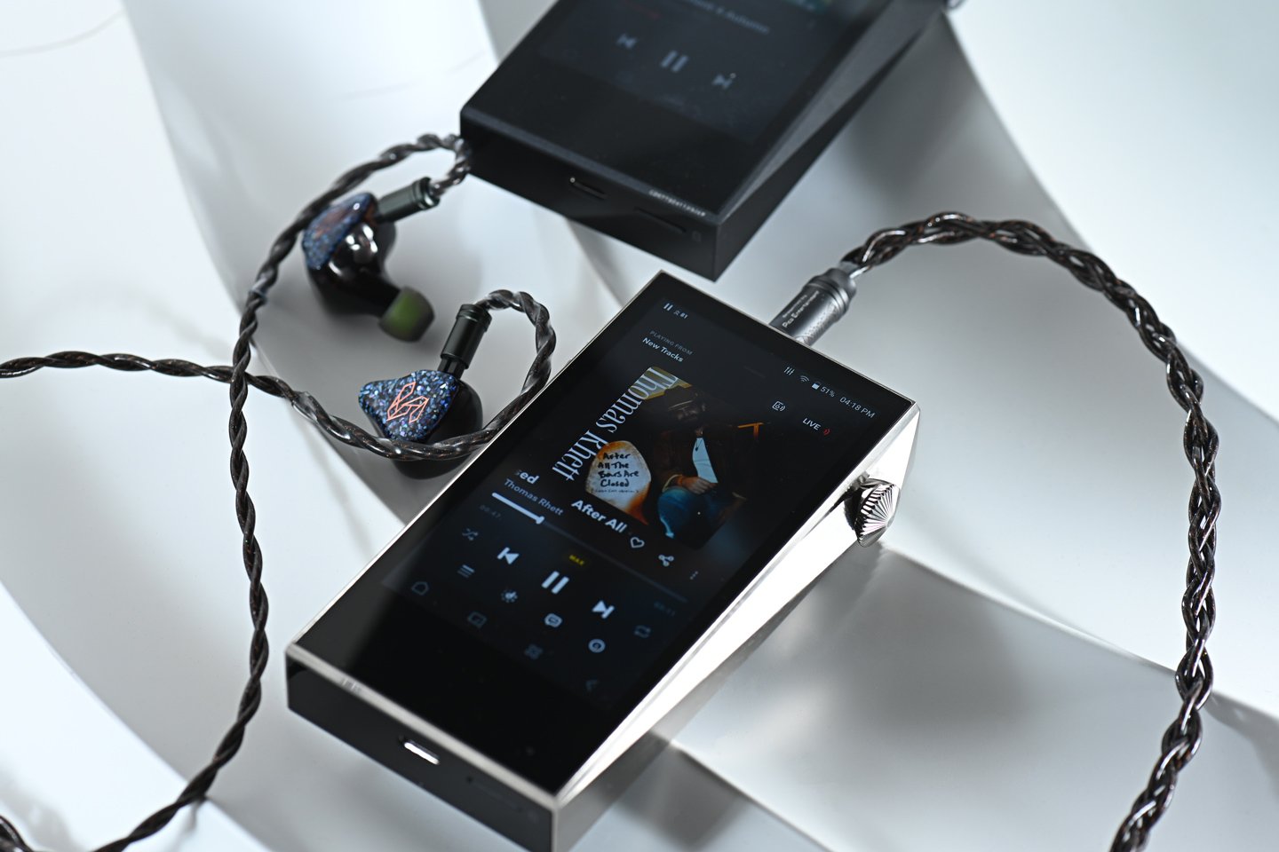 韓國音響品牌 Astell&Kern 的 A&ultima 旗艦系列最近推出了 SP3000M 播放器，這是 SP3000 的迷你版，型號中的「M」代表著「Mini、Maximum、Mate、Mobility、Mania、Moment」等多重意義。雖然體積縮小，但它依然搭載與 SP3000 相同的處理器和解碼晶片，旨在製造一款音質媲美 SP3000，但更加輕便易攜的 DAP。SP3000M 除了提供鋁合金版本外，還特別新增了 Copper Nickel 白銅版，兩者之間並無高低之分，音色各有千秋，用家可以根據自己的音色偏好來選擇。