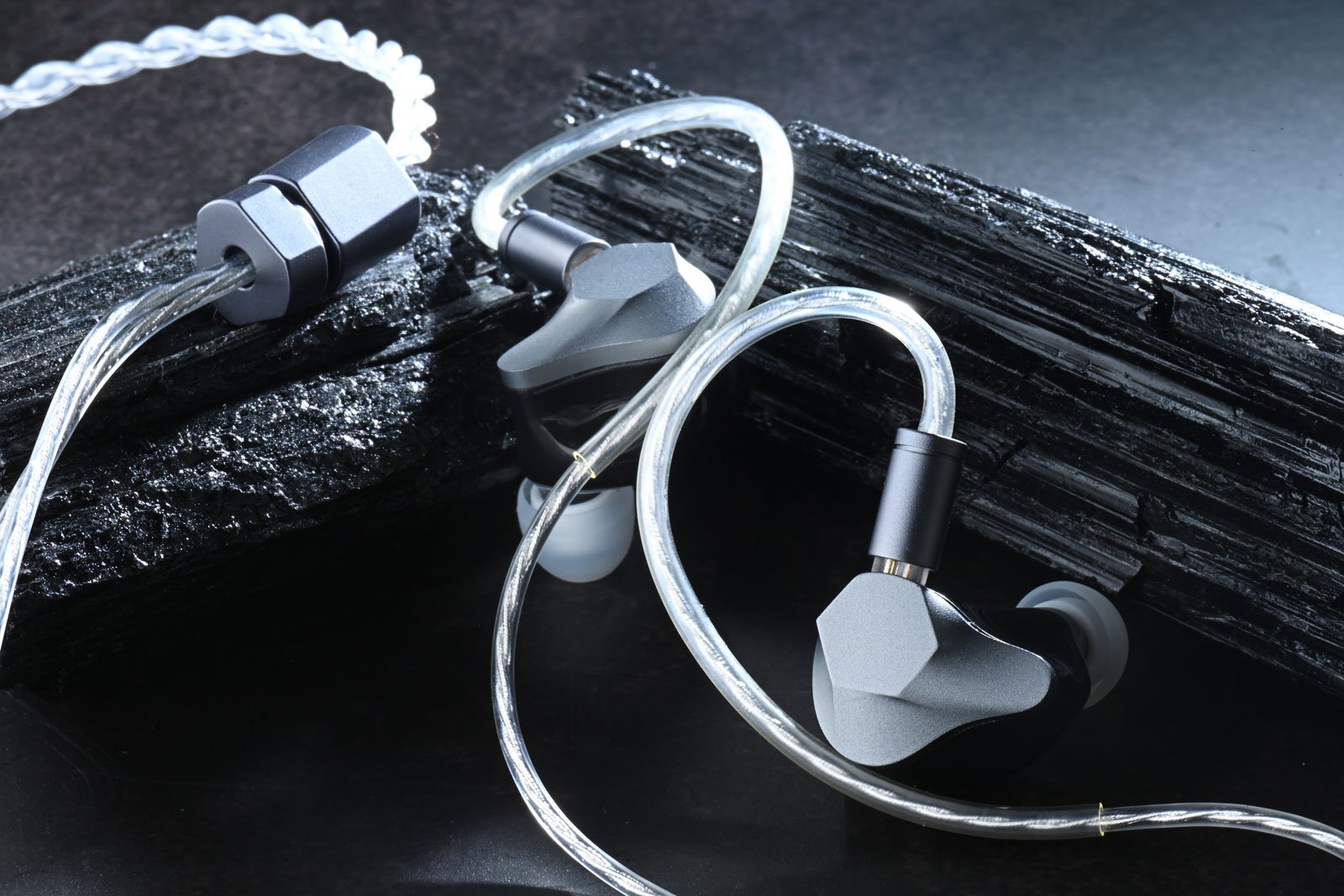 新晉耳機品牌 Kotori Audio 最近被引進香港，這家於 2019 年成立的新加坡品牌，以精湛的工程技術和對細節一絲不苟的工藝，獲得大眾注視。現時香港用家可以買得到的 Kotori Audio 出品合共 3 款，包括 DAUNTLESS、VAMPIRE 和 ZEPHYR，售價從數百到千多元不等，卻不完全是高低之分，而是有著音色、取向上的分野。共通點則是都有獨特的設計理念與美學風格，產品品質不俗之餘，也能融入日常生活，帶來舒適的聽覺享受。