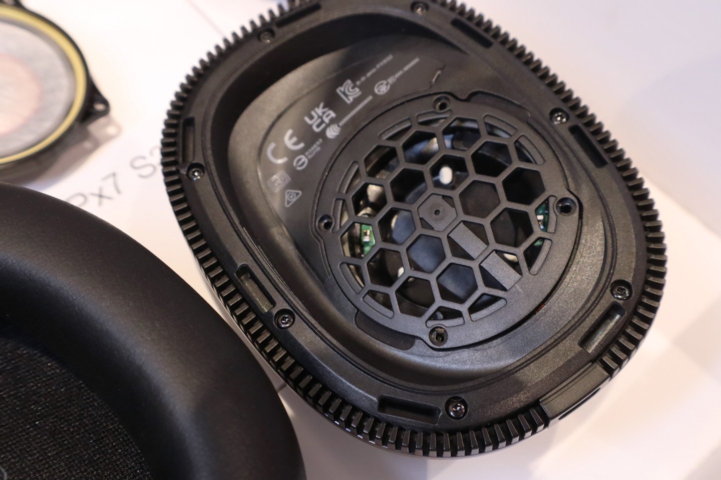 Bowers & Wilkins 在今日（4 月 30 日）於香港舉行的發佈會上，推出了全新的 Px7 S3 頭戴式無線降噪耳機。作為該系列的第 4 代產品，Px7 S3 在性能和設計上都達到了相當成熟的水平，旨在為用家提供卓越的音質、舒適度和降噪效果。