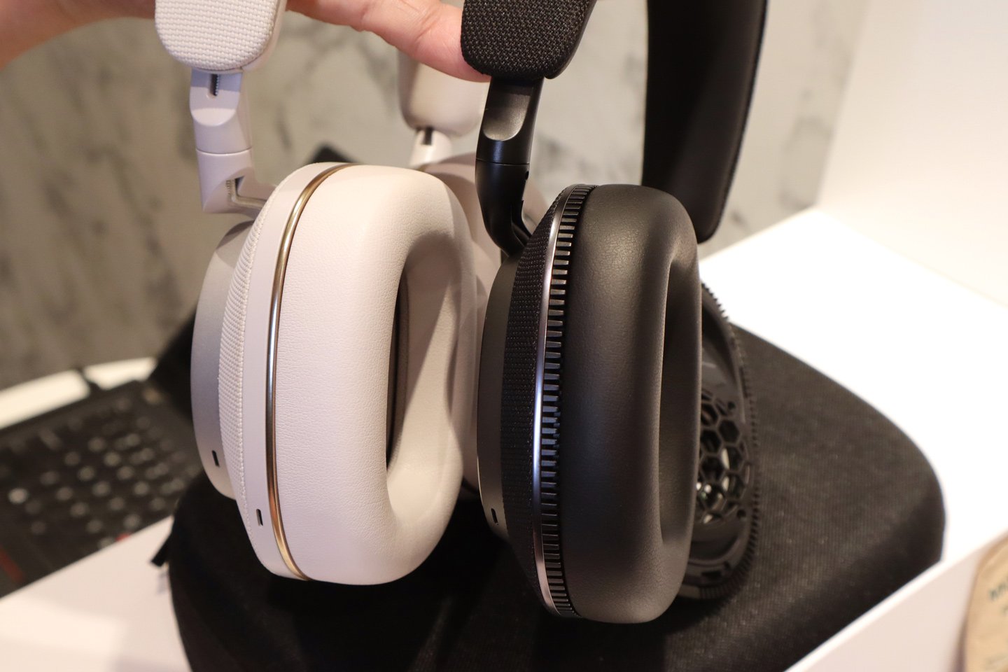 Bowers & Wilkins 在今日（4 月 30 日）於香港舉行的發佈會上，推出了全新的 Px7 S3 頭戴式無線降噪耳機。作為該系列的第 4 代產品，Px7 S3 在性能和設計上都達到了相當成熟的水平，旨在為用家提供卓越的音質、舒適度和降噪效果。