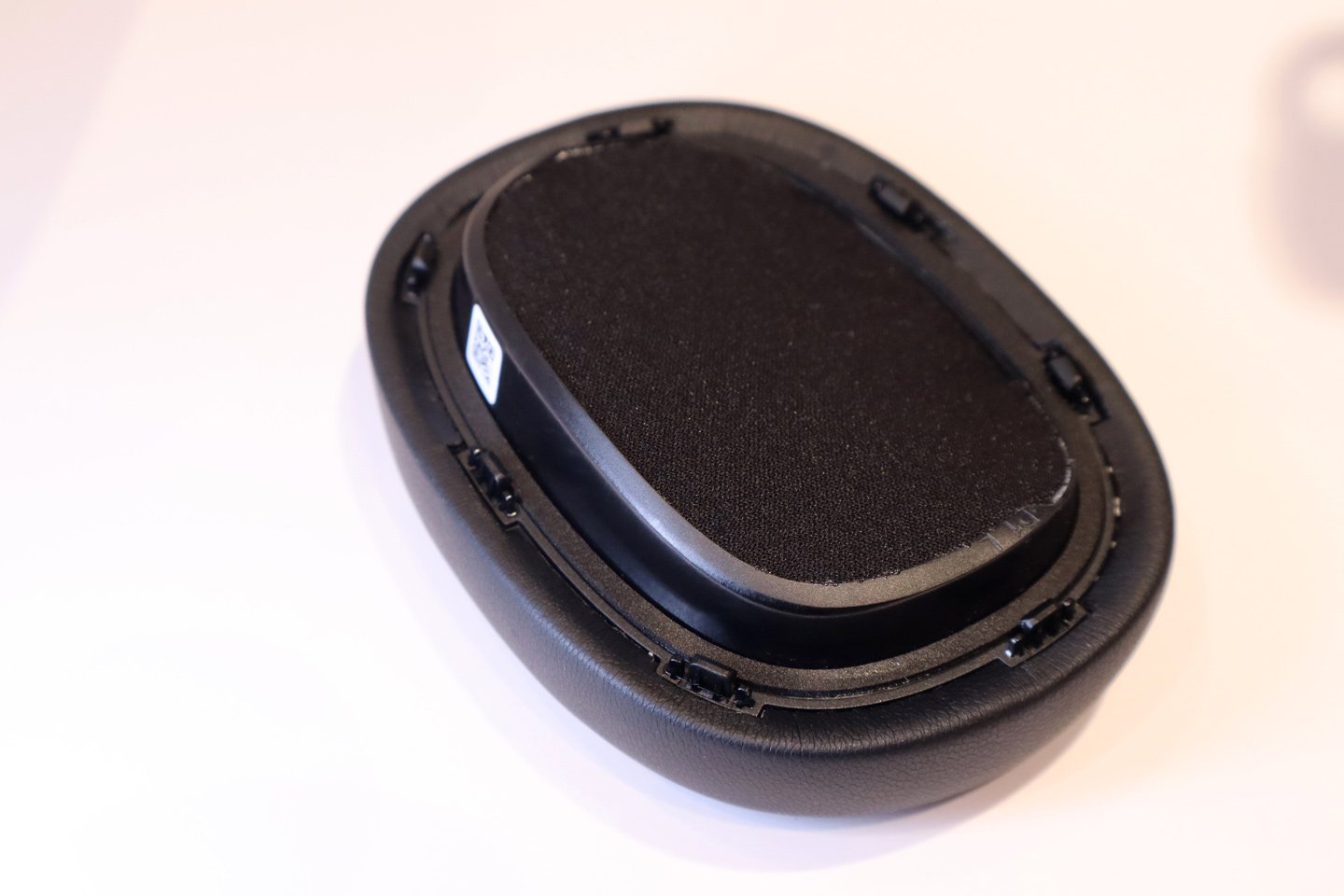 Bowers & Wilkins 在今日（4 月 30 日）於香港舉行的發佈會上，推出了全新的 Px7 S3 頭戴式無線降噪耳機。作為該系列的第 4 代產品，Px7 S3 在性能和設計上都達到了相當成熟的水平，旨在為用家提供卓越的音質、舒適度和降噪效果。